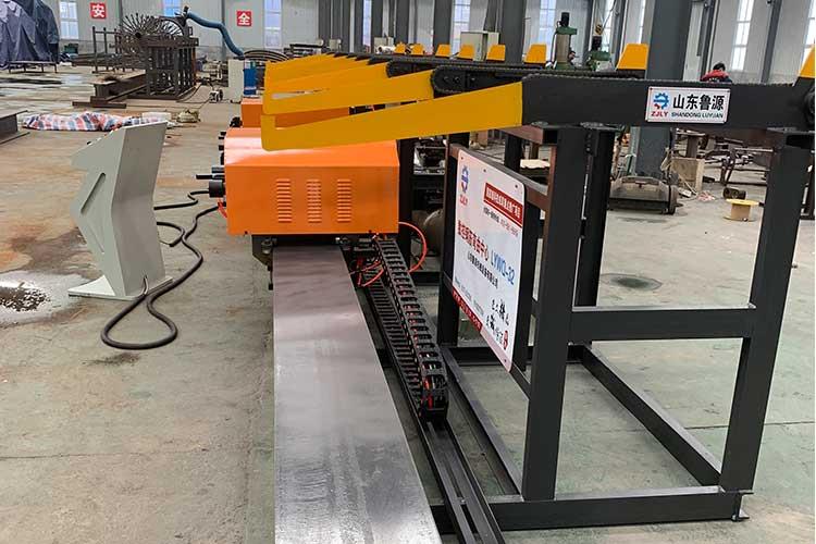數控立式鋼筋彎曲中心由工業計算機控制，加工角度準確到1°，定尺長度準確到1mm