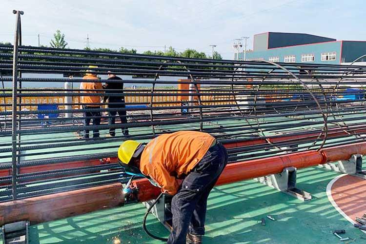 鋼筋籠繞筋機加工范圍廣，適合各種主筋箍筋數量，形式、型號、大小、長度的設計要求