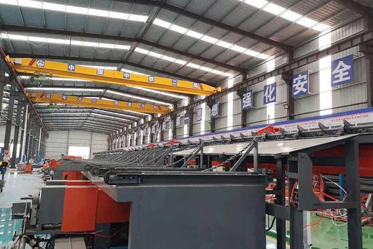 數(shù)控鋼筋剪切線采用三個(gè)定位擋板定尺，定位簡(jiǎn)便準(zhǔn)確，可定尺任意長(zhǎng)度