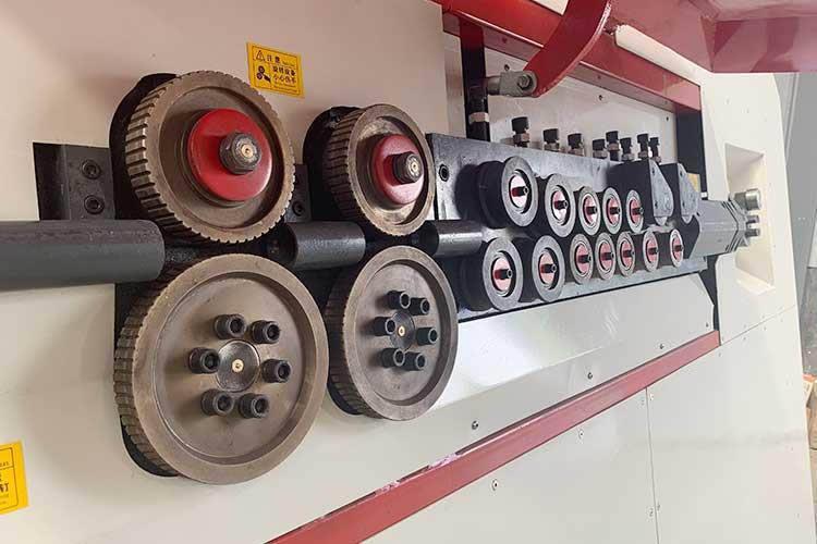 機(jī)床（電器部分)括所有的電動(dòng)機(jī)、電磁閥、制動(dòng)器、各種開關(guān)等。它們是實(shí)現(xiàn)數(shù)控鋼筋彎箍機(jī)各種動(dòng)作的執(zhí)行者